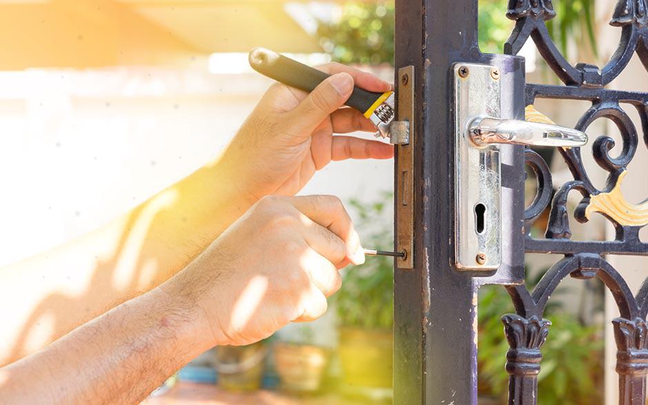 combien coute un serrurier pour ouvrir une porte Courbevoie